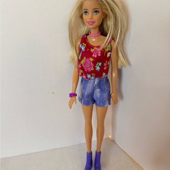 Five Blonde Barbies with all NEW outfits and accessories and storage bags! - Picture 11 of 16